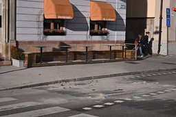 Polisens bombtekniker sprängde handgranaten där den hittades på en cykelbana på Skeppsbron i Gamla stan.