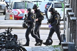 Polis var på plats efter att en handgranat hittats i Gamla stan under onsdagsförmiddagen.