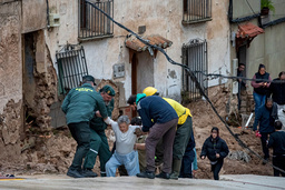 Räddningstjänst och poliser från Guardia Civil räddar människor som fångats i sina hem efter skyfallen i Letur i regionen Kastilien-La Mancha.