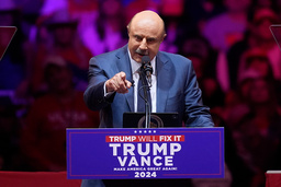 Dr Phil talade vid ett av Donald Trumps kampanjmöten förra veckan.