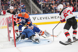 Jesper Bratt slår av sin klubba i mötet med Edmonton.