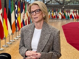 Finansminister Elisabeth Svantesson på väg in till tisdagens EU-möte i Bryssel.