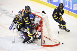 Trångt värre. Sveriges Mira Hallin pressar in Tjeckiens Adela Sapovalivova i det svenska målet medan Damkronornas målvakt Ebba Svensson Träff tittar på. Ida Karlsson tar hand om pucken bakom målet.