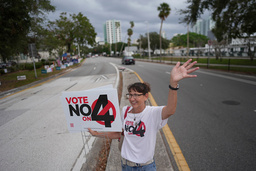 Anti-abortaktivisten Sonja Kahkonen kampanjar för ett nej till utökad aborträtt i delstaten Florida på valdagen.