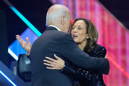 USA:s sittande president Joe Biden kramar sin vicepresident Kamala Harris. Arkivbild.