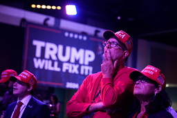 Trumpanhängare i Madison, Florida följer valresultaten när de rullar in.