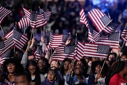 Anhängare till Kamala Harris följer rösträkningen på Howard Universitys campus i Washington.