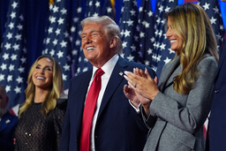 Donald Trump tillsammans med sin hustru Melania Trump (till höger) samt Lara Trump, svärdotter och rådgivare åt Trump (till vänster).