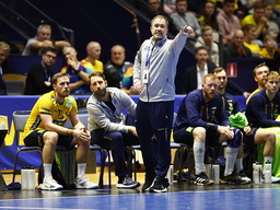 Sveriges förbundskapten Michael Apelgren dirigerar under söndagens handbollsmatch i EHF Euro Cup mellan Sverige och Danmark i Linköping.