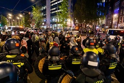 Nederländsk polis i Amsterdam i torsdags.