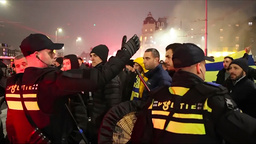 Polis eskorterar Maccabi Tel Aviv-fans till en tunnelbanestation i samband med tumultet i Amsterdam i torsdags. Stillbild från ett videoklipp.