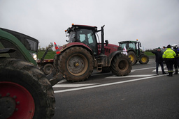 Franska traktorer blockerar trafiken utanför Paris på måndagen i protest mot EU:s handelsavtal med länderna i Latinamerika.