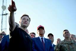 Trumprådgivaren Elon Musk och den tillträdande presidenten Donald Trump vid testuppskjutningen av en Space X-raket i tisdags.