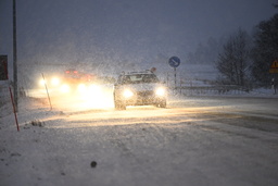 Det är halt och snöigt för morgontrafiken på sina hål. Här väg 55 utanför Enköping.