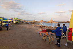 Ambulanser står redo i Marsa Alam efter båtolyckan. Bild från i måndags.