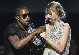 Händelsen 2009 som startade konflikten. Kanye West avbryter Taylor Swifts tacktal på MTV-galan 2009. Arkivbild.