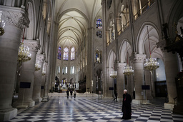 Första bilderna inifrån renoverade Notre Dame i Paris.