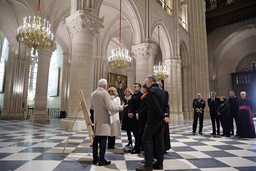 Franska presidenten Emmanuel Macron på besök i katedralen Notre Dame under fredagen.