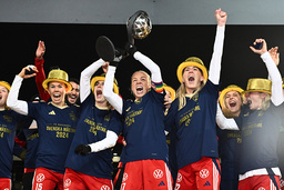 Caroline Seger lyfter bucklan för att fira sitt FC Rosengård som vann SM-guld i årets säsong av damallsvenskan. Arkivbild.