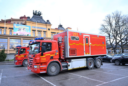 Räddningstjänsten på plats vid Skansen där en brand utbröt under lördagsmorgonen i glasbruket.