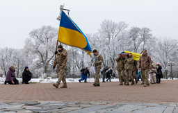 Ukrainska soldater bär en kista tillhörande skådespelaren Petro Velykiyj, som stupat i Kursk.