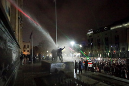 Vattenkanoner används mot demonstranterna utanför parlamentsbyggnaden i Tbilisi.