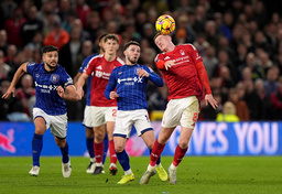 Ipswich-lagkaptenen Sam Morsy – här till vänster – valde att inte bära regnbågsbindeln på sin arm borta mot Nottingham. Orsaken är Morsys religiösa tro.