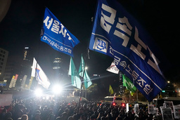 Demonstranter samlas för att kräva att Sydkoreas president Yoon Suk-Yeol avgår framför nationalförsamlingen i Seoul, Sydkorea.