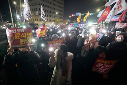 Demonstranter samlas för att kräva att Sydkoreas president Yoon Suk-Yeol avgår framför nationalförsamlingen i Seoul, Sydkorea.