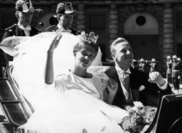 Prinsessan Birgitta och Johann Georg av Hohenzollern färdades i kortege genom Stockholm efter vigseln 1961.