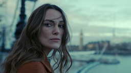 Keira Knightley i 'Black doves' på Netflix. Pressbild.