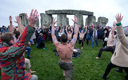 Tusentals människor samlades vid Stonehenge för att möta gryningen på årets kortaste dag.