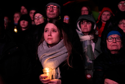 Människor utanför Magdeburgs katedral följer en minnesceremoni för offren.