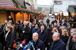 Tysklands förbundskansler Olaf Scholz på plats vid marknadsområdet på lördagen.