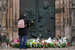 Människor har börjat lägga blommor vid en kyrka i närheten av den drabbade julmarknaden i Magdeburg.