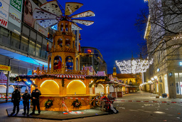 Julmarknaden i tyska Magdeburg är stängd under lördagen, efter att fem personer dödats i en bilattack under fredagen.