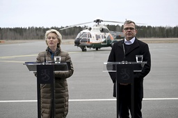 Finlands långa gräns mot Ryssland har hamnat i fokus i och med Ukrainakriget. Här talar EU-ledaren Ursula von der Leyen och Finlands statsminister Petter Orpo till medierna nära gränsen vid ett besök i april i år.