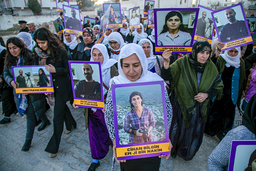 Demonstrationen i Nusaybin i sydöstra Turkiet till minne av journalisterna som uppges ha dödats i en turkisk drönarattack.