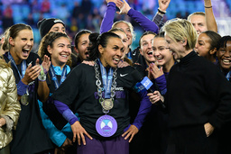 Marta (i mitten) blir intervjuad efter att Orlando vunnit NWSL-slutspelet i november. Nu fortsätter 38-åringen i klubben.