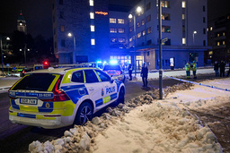 Föremålen som kastades in på restaurangen har transporterats bort av polisen.