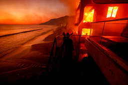 Brandmän försöker släcka en brand i en byggnad i Malibu.