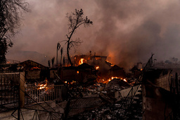 Nedbrunna byggnader i Altadena i Los Angeles.