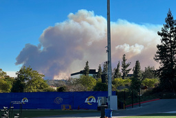 Rök från bränderna stiger över NFL-laget Los Angeles Rams träningsanläggning i området Woodland Hills på torsdagen.