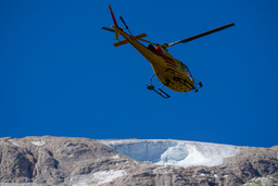 Helikopter flyger över bergstopp i norra Italien. Arkivbild.