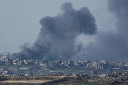 Rök som stiger i Gazaremsan efter en attack, fotograferat från södra Israel i torsdags.