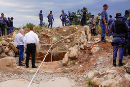 Polis och säkerhetspersonal vid en illegal gruva i Stilfontein i Sydafrika. Arkivbild.