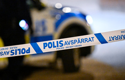 Polisen har spärrat av efter att något har exploderat vid ett flerfamiljshus i Tumba. Arkivbild.