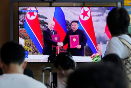 Tv-bilder visar Rysslands president Vladimir Putin och Nordkoreas ledare Kim Jong-Un vid ett möte i somras.