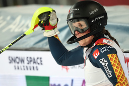 Sara Hector sträcker näven i luften efter att ha tagit karriärens andra pallplats i slalom.