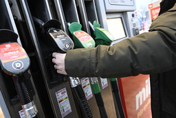 Dieselpriset höjs igen, nu till nästan 19 kronor per liter på bemannade stationer. Arkivbild